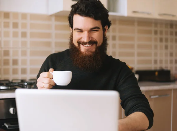 Atractivo Joven Hispano Disfrutando Una Taza Café Usando Una Computadora —  Fotos de Stock