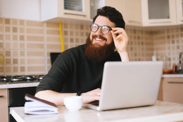 Joven Con Barba Trabajando Portátil Estudiante Sonriente Está Mirando Hacia —  Fotos de Stock