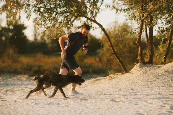 Jovem Bonito Brincando Com Cachorro Praia Homem Cachorro Divertindo Juntos — Fotografia de Stock