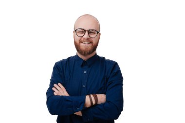 Eyeglassees geçerken eller ve kamera beyaz arka plan üzerine bir görünüm ile mutlu moda sakallı adam portresi 