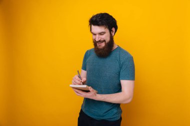 Yazar yazar gazeteci kompozisyon kavramı. Yeni proje dalgın akıllı zeki akıllı ilham yakışıklı yazma portresi 