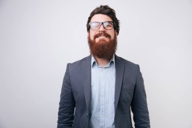 Sakallı adam gözlüklü kameraya yakın bir portre ciddi, mutlu bir ifade ile seyir 