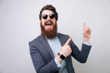 Serin işadamı kopya alanı parmakları işaret heyecanlı. İş insanlar kavramı