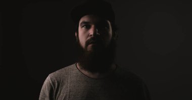 Uzun sakallı adam. Hippi ile ciddi bir yüz. Adam ya da sakallı adam arka plan karanlık izole. 