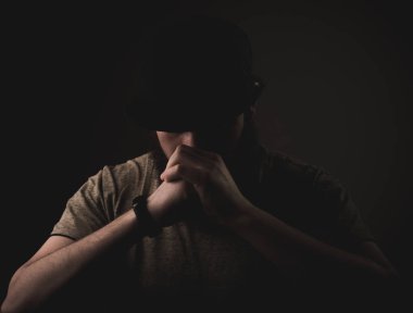 Portre yakışıklı Fighter arka plan karanlık el Selam gerçekleştirme