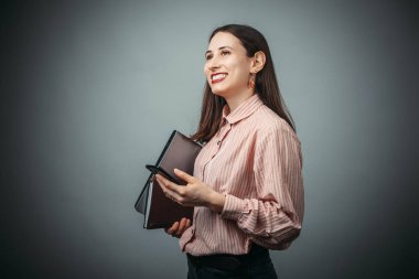 Onun laptop ve Gündem tutarken telefon başarılı haber geribildirim neşeli genç işkadını memnun