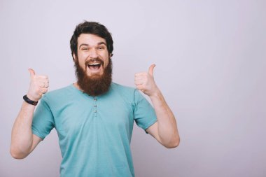 Yakışıklı adam bu gri arka plan üzerinde yakın çekim gibi soğuk bir iz gösterilen sakallı 