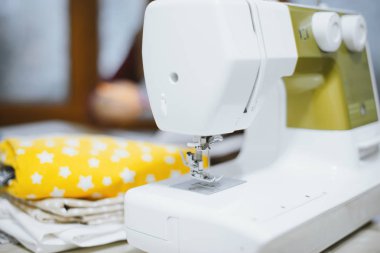 Dikiş makinesi terzi Atölyesi ve renkli malzemeler tablo