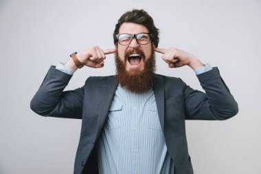 Gürültü rahatsız edici bir rahatsız, yüksek sesle, onları korumak için kapak kulakları her ikisi ile işadamı eller