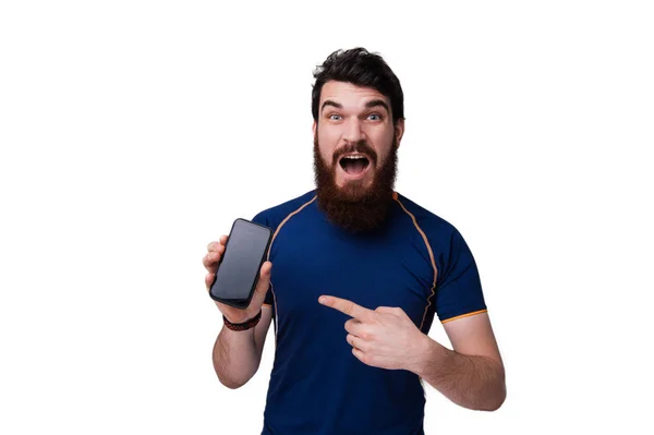 Découvrez Nouvelle Application Guy Pointant Joyeusement Vers Smartphone Homme Heureux — Photo