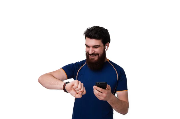 Close Homem Barbudo Jovem Tshirt Esporte Azul Olhando Para Relógio — Fotografia de Stock