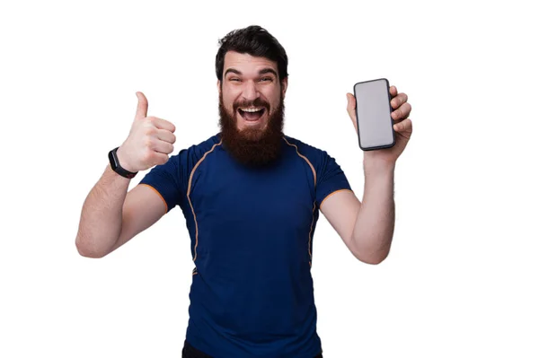 Retrato Hombre Barbudo Feliz Vestido Con Camiseta Azul Sosteniendo Teléfono —  Fotos de Stock