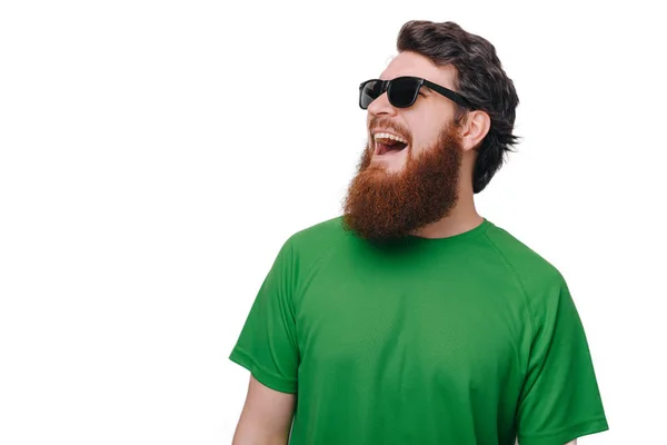 Retrato Hombre Barbudo Con Gafas Sol Feliz Sonriendo Sobre Fondo — Foto de Stock
