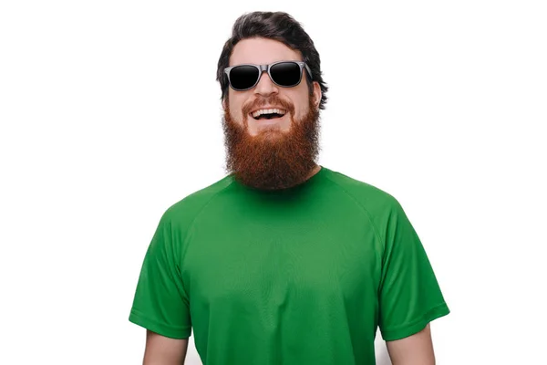 Foto Hombre Barbudo Feliz Con Gafas Sol Sonriendo Cámara Sobre — Foto de Stock