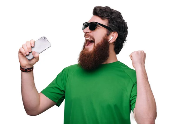 Портрет Счастливого Бородатого Хипстера Поющего Слушающего Музыку Мобильным Телефоном Беспроводными — стоковое фото