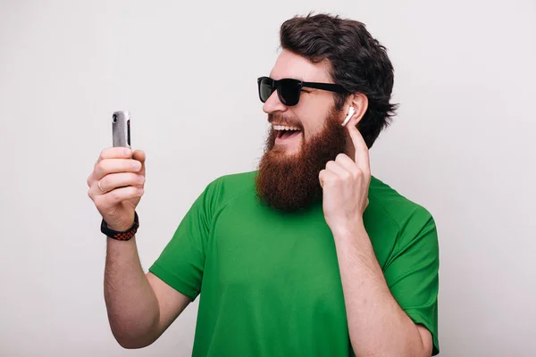 Retrato Del Hombre Hipster Barbudo Feliz Usando Gafas Sol Usando —  Fotos de Stock