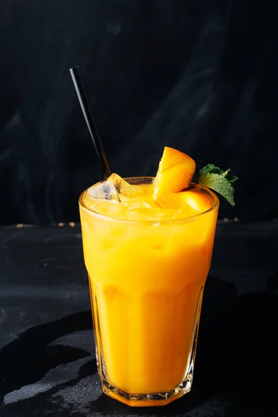 Jus Orange Frais Verre Une Tranche Agrumes Avec Feuille Menthe — Photo