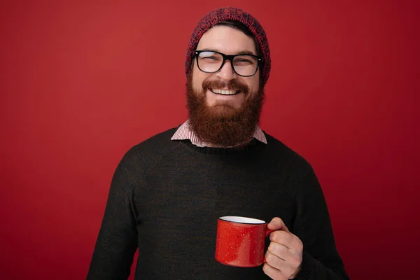 Foto Hombre Barbudo Sonriente Feliz Con Taza Roja Con Gafas —  Fotos de Stock