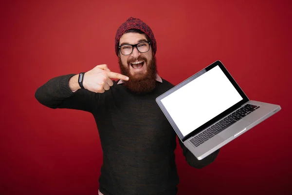 Bärtiger Mann Mit Laptop Und Zeigefinger Glücklich Lächelnder Bärtiger Mann — Stockfoto