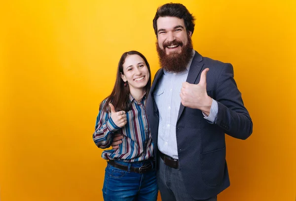 Dos Felices Empresarios Sonrientes Ropa Formal Mostrando Pulgares Hacia Arriba —  Fotos de Stock