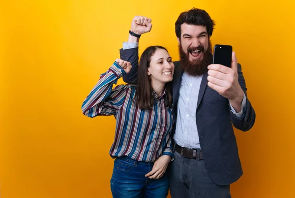 Pareja Emocionada Recibiendo Buenas Noticias Línea Teléfono Inteligente Sobre Fondo —  Fotos de Stock