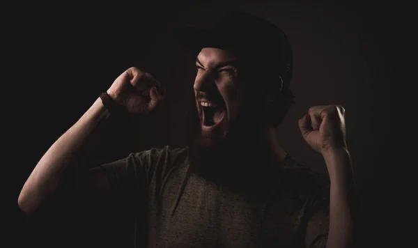 Homem Barbudo Gritar Com Mãos Vencedor Celebrar Expressão Facial Fundo — Fotografia de Stock