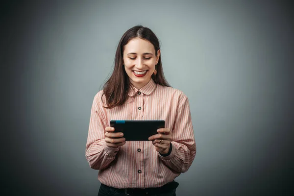 Retrato Mujer Sonriente Bastante Encantadora Confiada Casual Tener Tableta Las — Foto de Stock