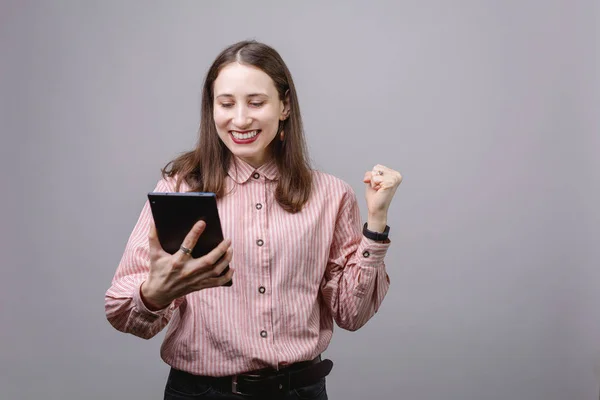 Portret Van Gelukkig Vrolijke Positieve Vrouw Met Tablet Handen Kijken — Stockfoto