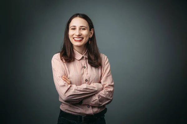 Mujer Negocios Sonriente Con Retrato Brazos Cruzados Pared Gris Camisa — Foto de Stock