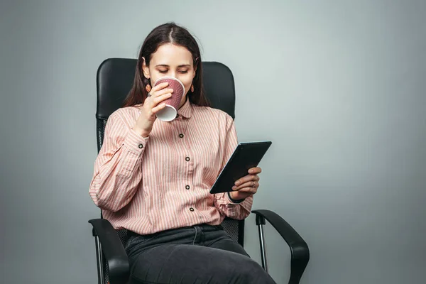 Geschäftsfrau Sitzt Auf Stuhl Mit Tablet Und Trinkt Kaffee Auf — Stockfoto