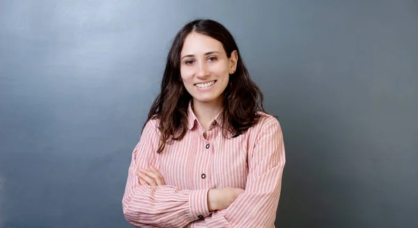 Retrato Mujer Hermosa Sonriente Con Brazos Cruzados Sobre Fondo Gris — Foto de Stock