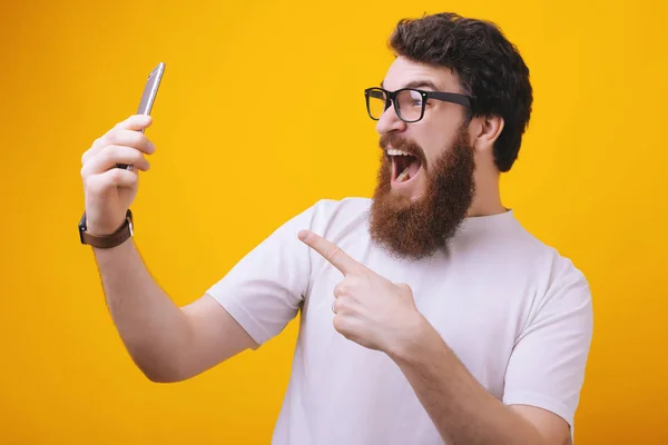 Cara Óculos Alegres Apontando Para Smartphone Homem Barbudo Feliz Usuário — Fotografia de Stock