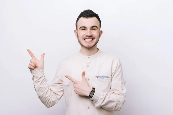 Portrait Jeune Homme Souriant Pointant Doigt Isolé Sur Fond Blanc — Photo