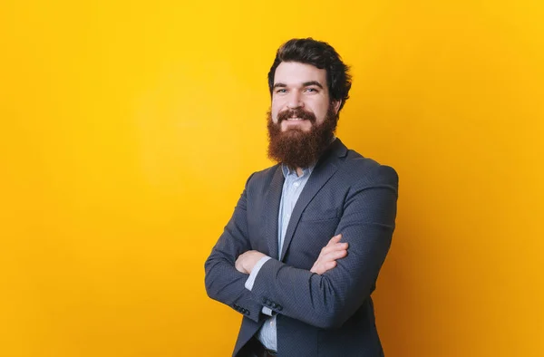 Retrato Empresário Bonito Sorridente Com Braços Dobrados Sobre Fundo Amarelo — Fotografia de Stock