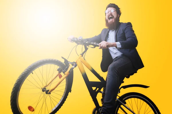 Joven Barbudo Guapo Con Gafas Traje Montar Bicicleta Sobre Fondo — Foto de Stock