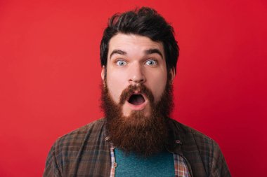 Bu inanılmaz! Ağzını kırmızı arka planı açık tutarak genç sakallı adam portresi kapatın