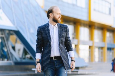 Güneş ışığı, moda adam, Stil, vintage tarzı, retro erkekler, yakışıklı sakal, açık portre, sokakta hipster adam kılığında sakallı genç adam.