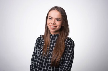 Temiz cilt, doğal makyaj ve beyaz dişler ile gülümseyen güzel genç kadın.