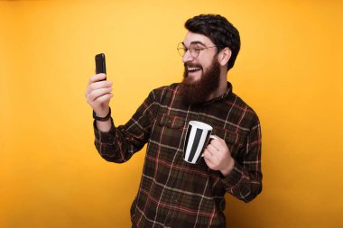 Genç sakallı adam bir selfie kahve molası bir iş günü sürüyor