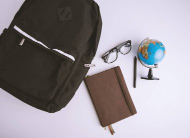 Dizi travaler biri, gündem, globus, gözlük, fotoğraf beyaz arka plan üzerinde sırt çantası