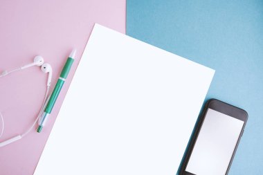 Düz yatıyordu, en iyi görünümü ofis Resepsiyon Masaları boş, smartphone, kalem ve kulaklık ile