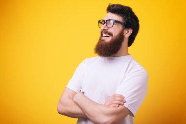 Haçlar elleriyle komik hikaye, yakışıklı çekici sakallı adam gülüyor