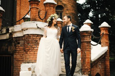 Kırmızı tuğla kale eski merdivenlerde poz aşk evlilik çift 