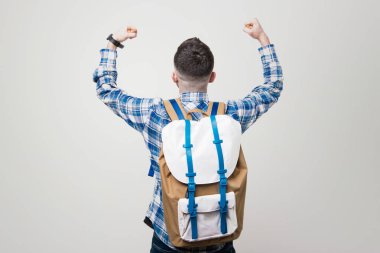 Zaferini kutluyor yakışıklı adamın sırt çantası ile mavi Kareli gömlekli arkadan görünüm