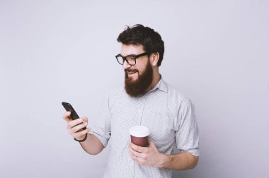 Yakışıklı gülümseyen adam almak bir kahve molası ve chek sakallı mektuplarını 