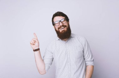 Mutlu portre boşaltmak parmak işaret adam sakallı  