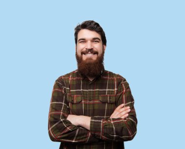 Mutlu şık yakışıklı fotoğraf gülümseyen ve kameraya bakarak adam eller, geçiş kahverengi gömlekli sakallı
