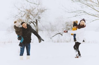 Mutlu aile günü. güzel genç ailesi ile park karda atma