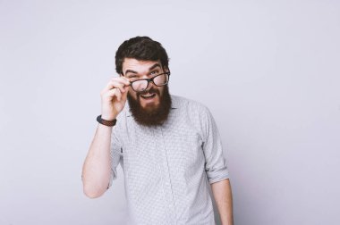 Gözlüklerini dokunmaktan ve hayret seyir cofused sakallı adam portresi