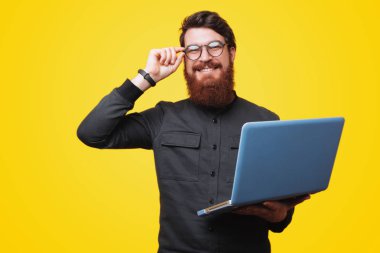 Laptopand touchig onun gözlük tutan mutlu zeki sakallı adam portresi